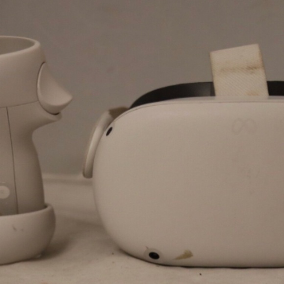 Meta Oculus Quest 2 With Controllers - Picture 1 of 14